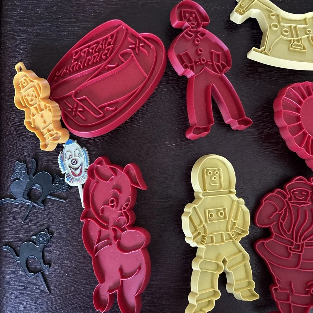 Lot of 13 Vintage HRM Red & Gold Stanley Plastic Cookie Cutters -Holiday Theme